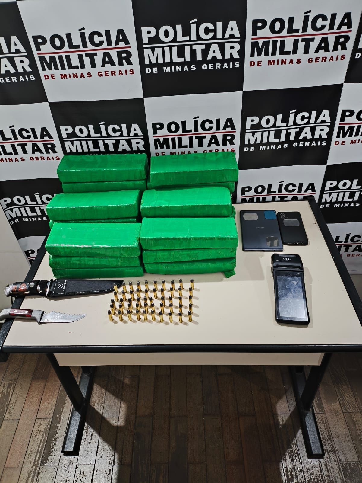 PM de Campos Gerais encontra 25 kg de maconha em carro
