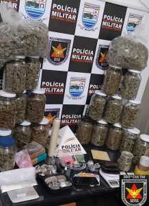 Maconha em barra e porções foram apreendidas na casa do suspeito.