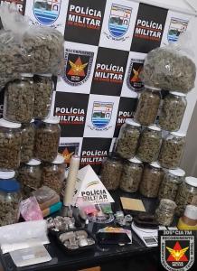 Maconha em barra e porções foram apreendidas na casa do suspeito.