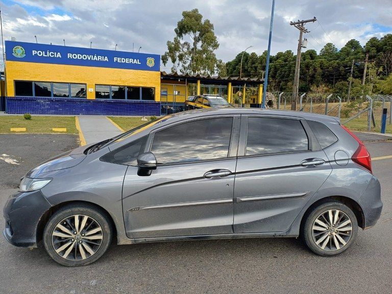 Carro furtado durante test drive em abril é recuperado em rodovia no Sul de Minas