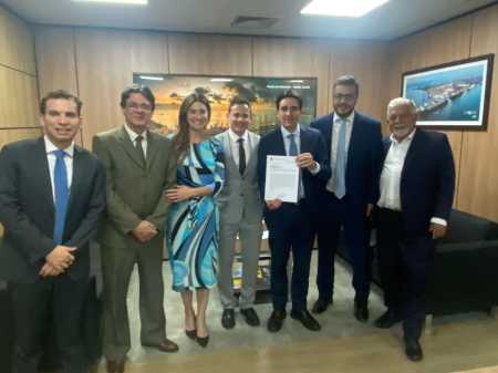 Vereadores Alexandre Prado, Dudu Ottoni e Zé Morais participaram, de uma reunião decisiva no Ministério de Portos e Aeroportos, que confirmou a destinação de recursos para a aquisição do PAPI. Eles foram recebidos pelo ministro de Portos e Aeroportos Silvio Costa e pela deputada federal Greyce Elias. Também os acompanharam na reunião o prefeito de Varginha, Leonardo Ciacci e CEO do Porto Seco Sul de Minas, Breno Nogueira.