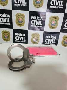 Celular do investigado foi apreendido durante a abordagem.