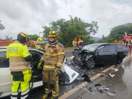 Equipes do Corpo de Bombeiros Militar e da EPR Sul de Minas atuaram juntas no atendimento.