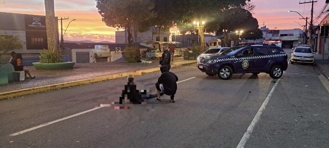 Motociclista dá grau e bate em porta de carro em Varginha