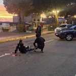 Motociclista dá grau e bate em porta de carro em Varginha