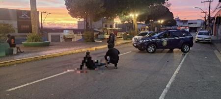 Piloto teve ferimentos graves, e a garupa sofreu apenas ferimentos leves.