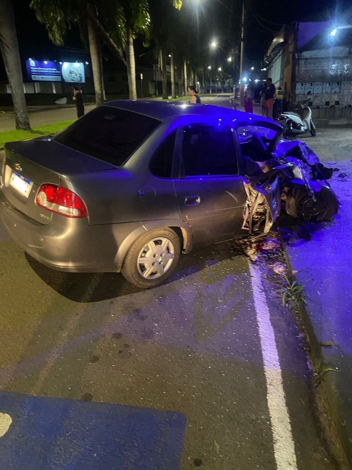 Carro invade pista contrária e bate em coqueiro e muro em São Sebastião do Paraíso
