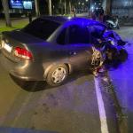 Carro invade pista contrária e bate em coqueiro e muro em São Sebastião do Paraíso
