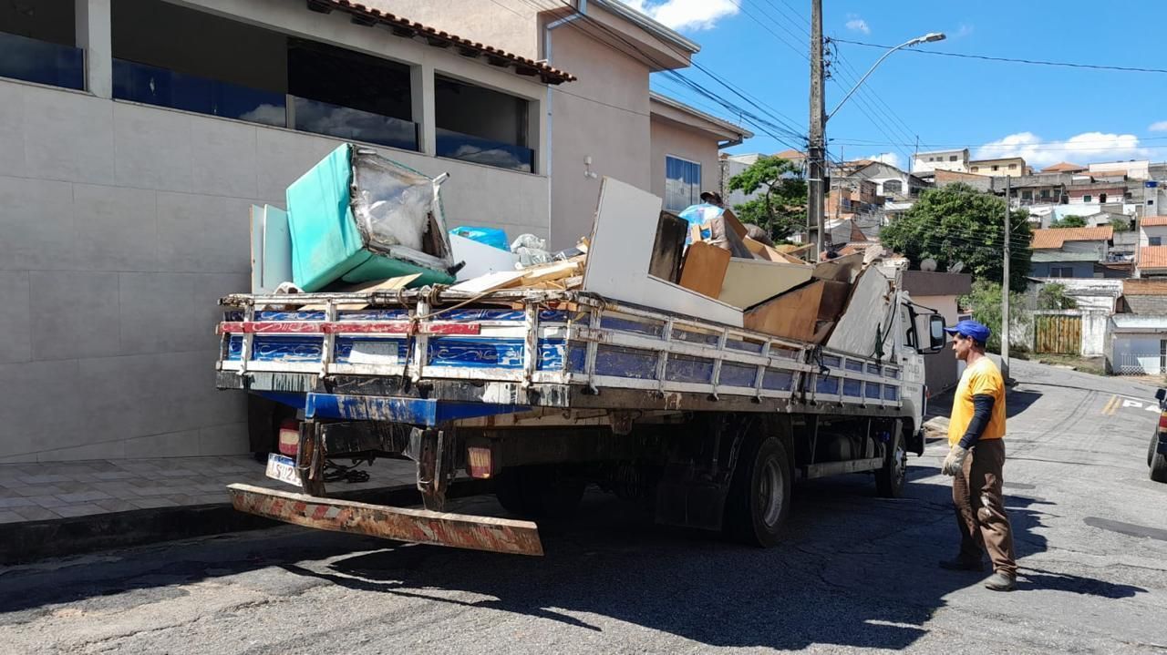 Mutirão da Dengue em Varginha: Bairro Carvalhos Recebe Ação de Limpeza
