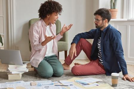 Evitar conflitos é saudável? Explore os motivos que levam ao silêncio, o impacto na saúde emocional e as estratégias da psicologia para enfrentar discussões de forma assertiva