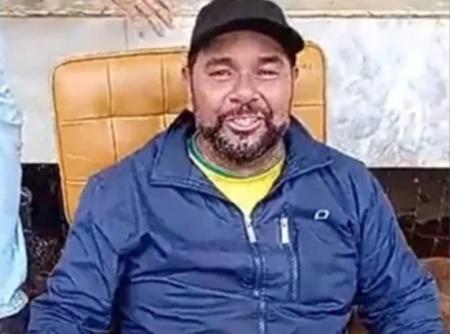 Fábio Alexandre de Oliveira sentado na cadeira do acervo do STF.