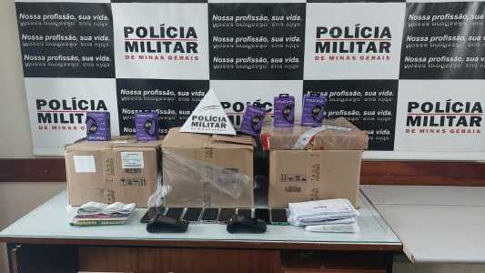 Documentos e outros itens foram apreendidos no estande.