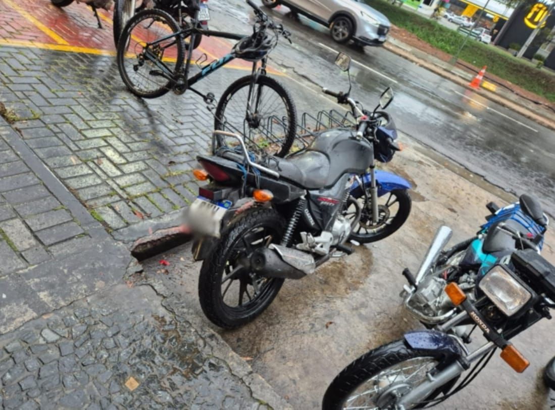 Motociclista que empinava moto em Poços de Caldas tem veículo recolhido