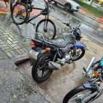 Motociclista que empinava moto em Poços de Caldas tem veículo recolhido