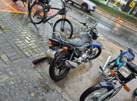 Suspeito admitiu prática após ser localizado com o veículo de placa dobrada.
