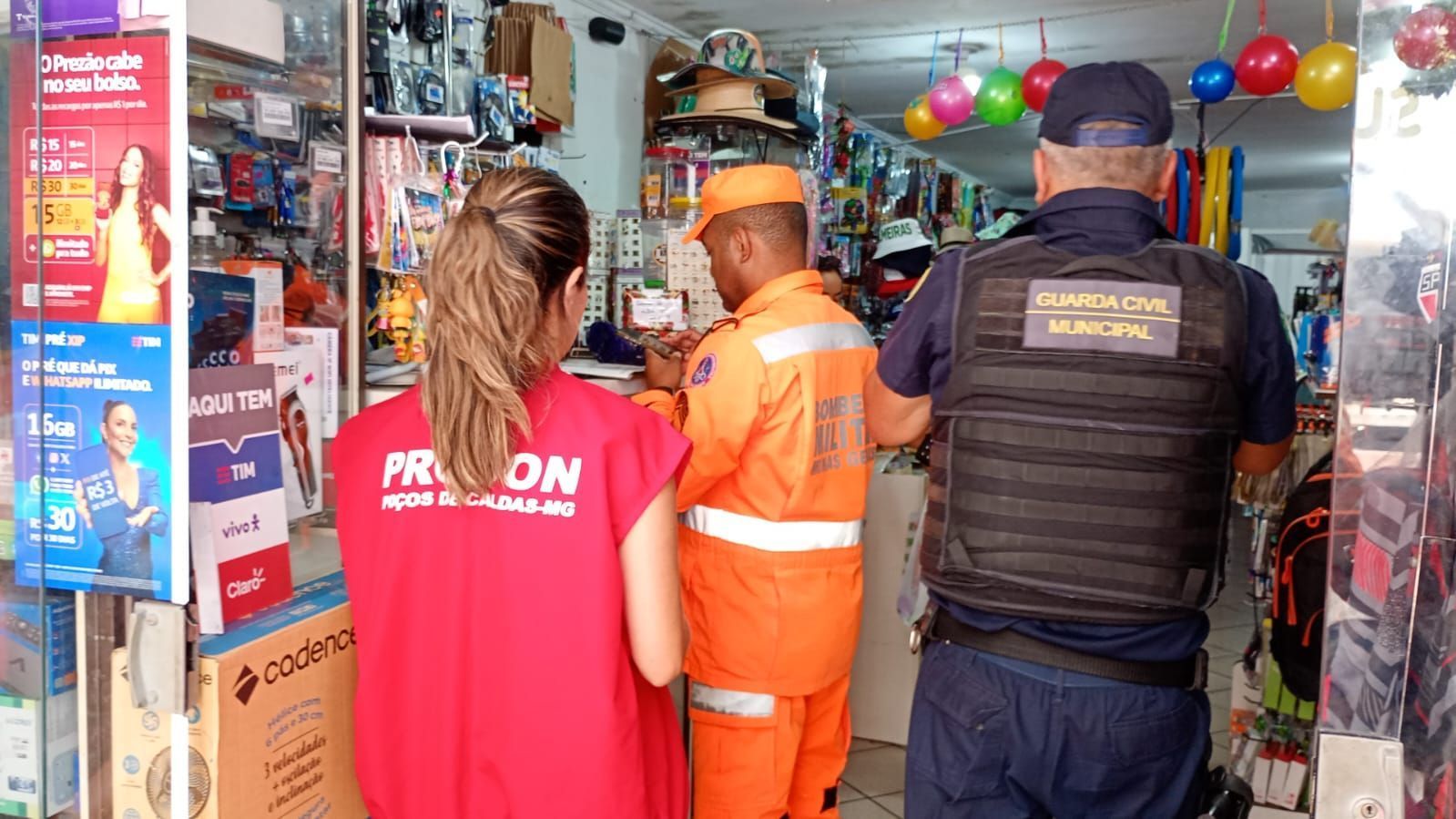 Poços de Caldas fiscaliza venda de fogos com estampido e autua lojas
