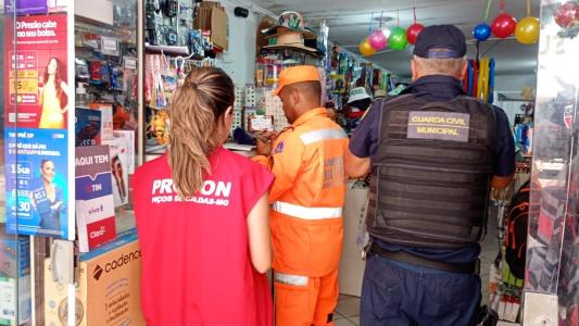 Balanço da operação aponta que duas lojas foram autuadas por irregularidades na segurança e o Procon interditou a venda de materiais proibidos.