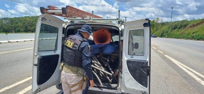 Policiais constataram que se tratavam de cabos telefônicos pertencentes a uma empresa de telefonia.