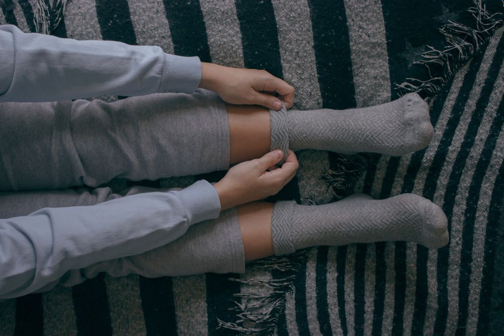 Dormir com meias nos pés pode melhorar qualidade do sono: entenda