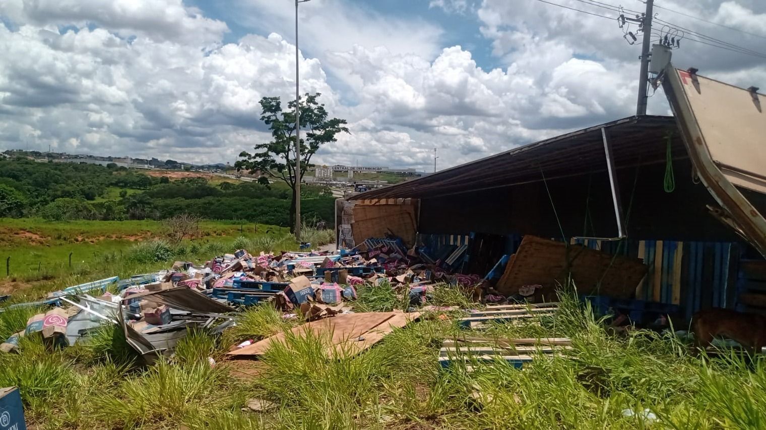 Carreta tomba e tem parte da carga saqueada em Contagem, na Grande BH