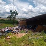 Carreta tomba e tem parte da carga saqueada em Contagem, na Grande BH