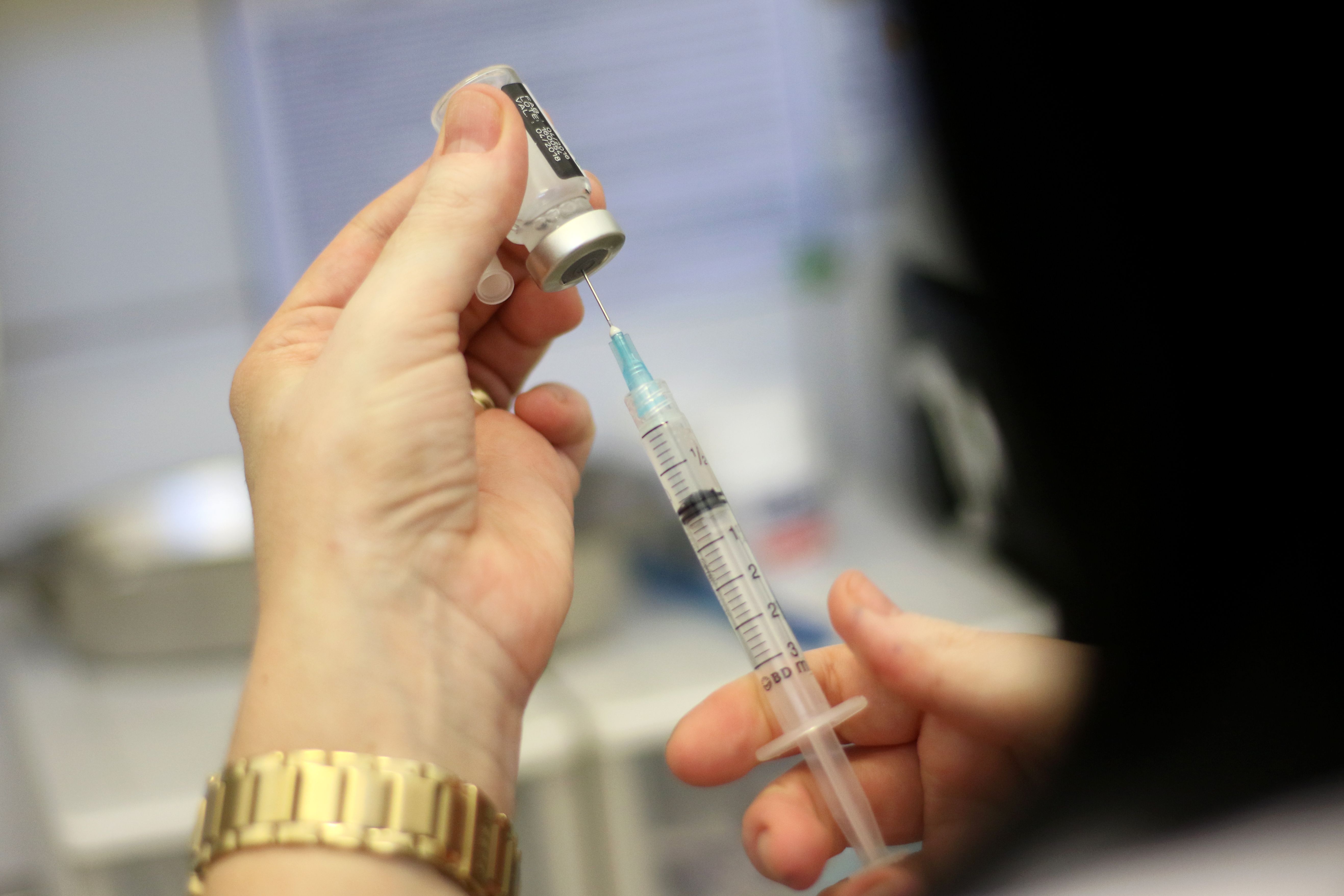 Clínicas expressam preocupação por falta de vacina contra a dengue
