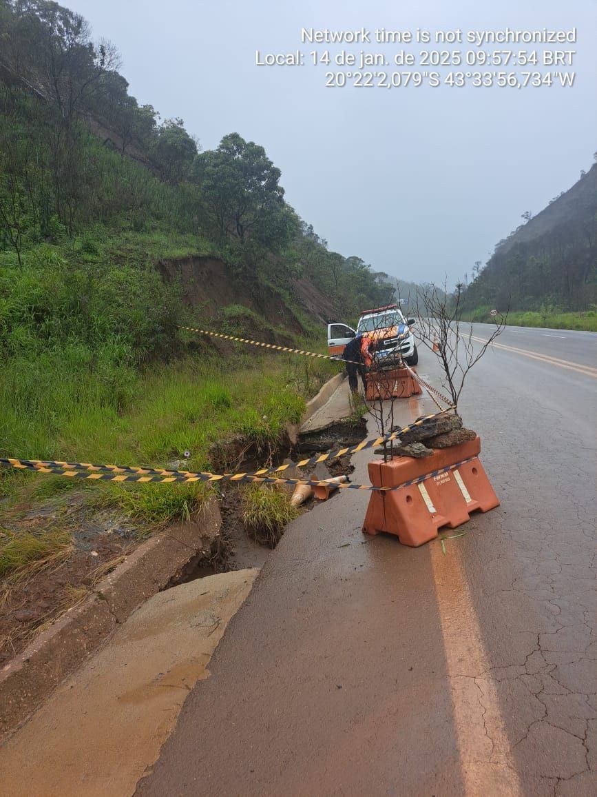 Defesa civil averigua buracos na altura do SESC Ouro Preto