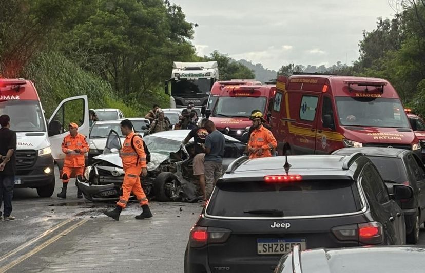Grave acidente deixa dois veículos destruídos na BR-381, em Coronel Fabriciano