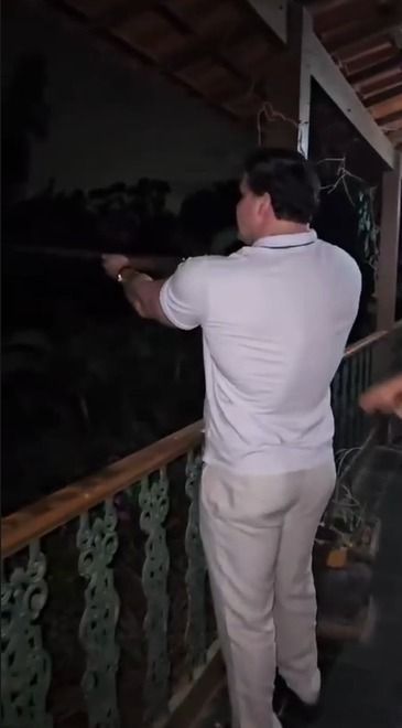 Vídeo mostra assassino de gari com armas, disparando e com distintivo de delegada
