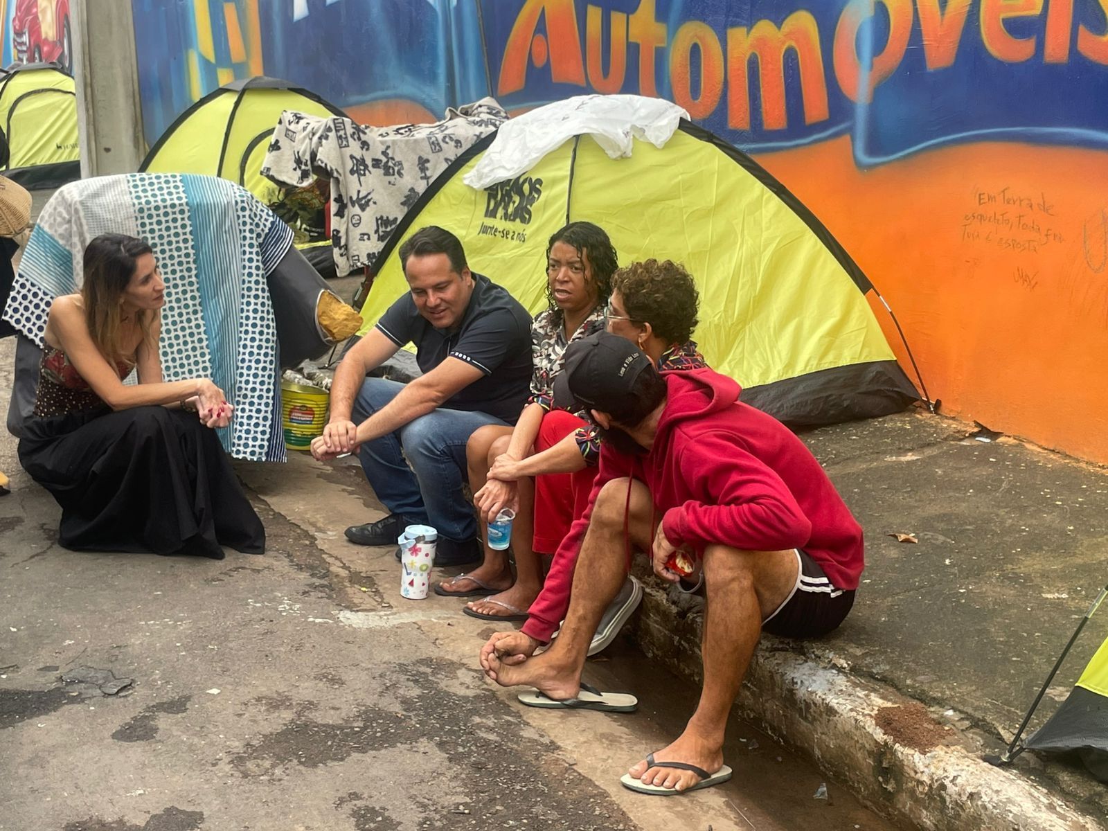 Marília Campos (PT) visita projeto que distribui barracas para moradores de rua em Contagem