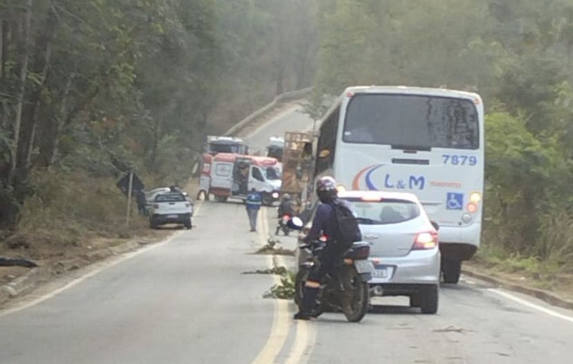 Três pessoas morrem em acidente entre carro e carreta na LMG-758, em Belo Oriente