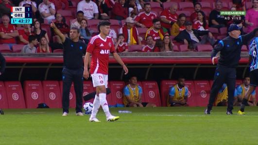 Alan Rodríguez, do Internacional, em partida contra o Grêmio, pela Série A