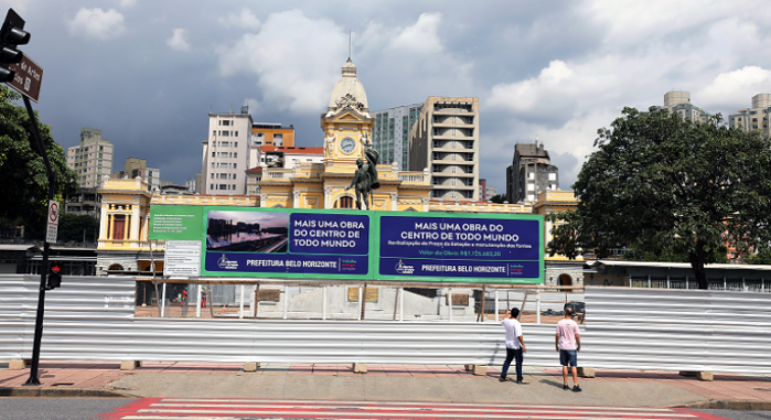 Placa indicando fechamento da Praça da Estação para obras em Belo Horizonte