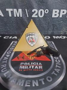 A equipe do Tático Móvel organizou um cerco no bairro e conseguiu localizar o suspeito.