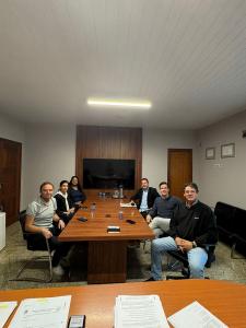 Representante da empresa se reuniu com o prefeito e outras autoridades do município.