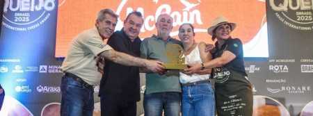 Na foto, o secretário de Estado de Agricultura Thales Fernandes e a idealizadora da ExpoQueijo, Maricell Hussein, ao lado de representantes do vencedor Jayme Porfírio Mendes.