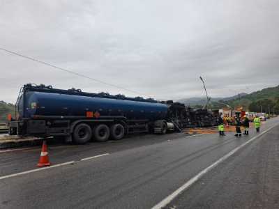 Dois caminhoneiros morrem em acidente entre carretas na BR-381, em Itapeva.