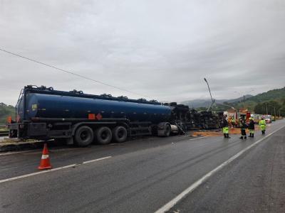 Dois caminhoneiros morrem em acidente entre carretas na BR-381, em Itapeva.
