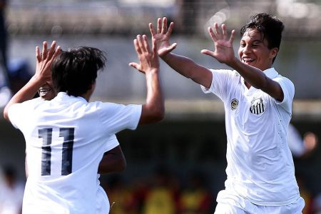 Kaio Jorge comemora gol pelo Santos em jogo das categorias de base em outubro de 2016