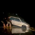 Fiat Uno é arrastado pela maré, atola na areia e é resgatado pela polícia no RS