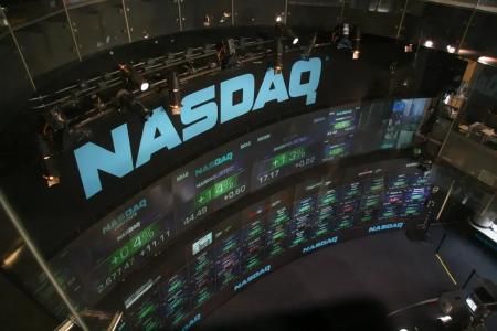 Dow Jones fechou em queda de 0,83%, aos 49.003,41 pontos, enquanto o Nasdaq teve alta de 0,91%, aos 23.817,10 pontos