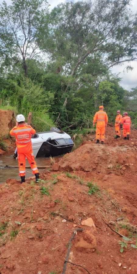 Motorista foi resgatado antes da chegada dos bombeiros.