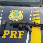 PRF prende casal com submetralhadora na Fernão Dias