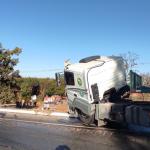 Batida entre carreta e caminhão na BR-135 em Bocaiuva (MG) mata motorista