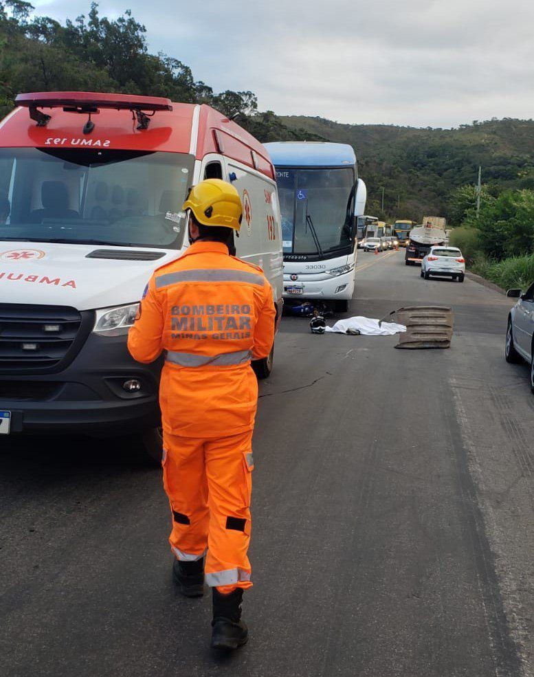 Moto vai parar embaixo de ônibus na BR-381, na Grande BH; motorista morreu