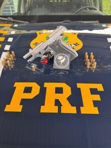 Pistola calibre .380 foi apreendida pela PRF