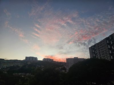 Amanhecer no bairro Buritis, na região Oeste de BH .jpg
