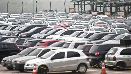32% dos brasileiros admitem gastar mais que o planejado com veículos
