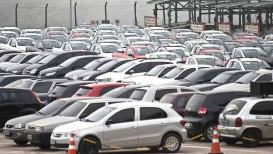 32% dos brasileiros admitem gastar mais que o planejado com veículos