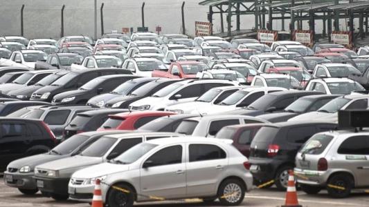 32% dos brasileiros admitem gastar mais que o planejado com veículos